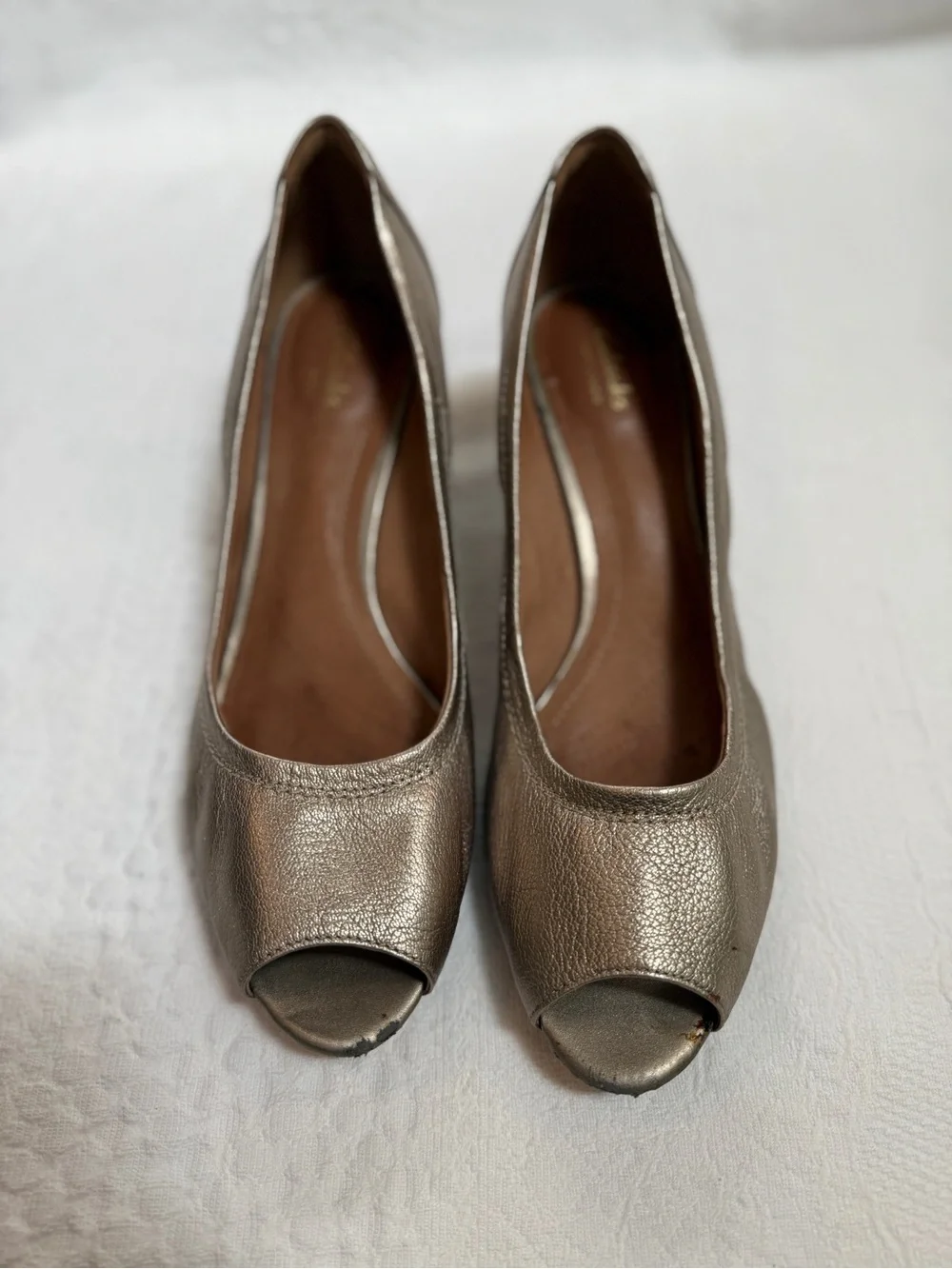 Clarks Artisan Peep Toe Vendra Daisy Wedge Pumps Gold Metallic Shoes Size 10